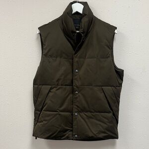 Banana Republic men’s Brown Puffer snap Vest